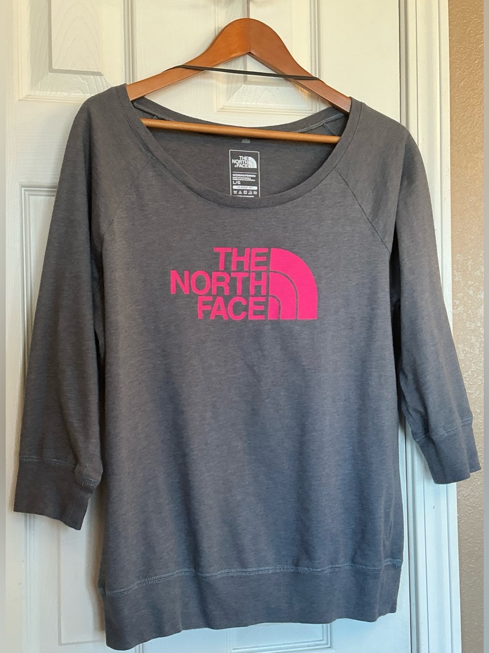 The North Face Womens Size L Charcoal Gray with Vibrant Pink Logo Pullover Shirt